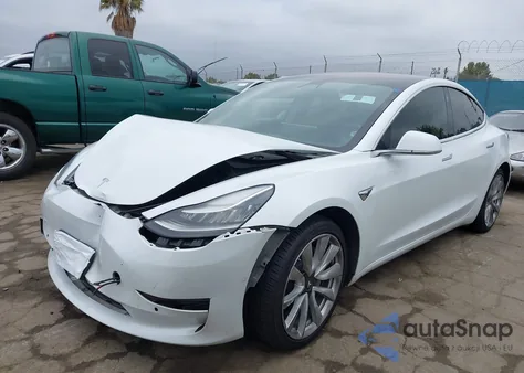 2018 Tesla Model 3 Long Range/Mid Range z USA, uszkodzony, nr VIN 5YJ3E1EA0JF062488